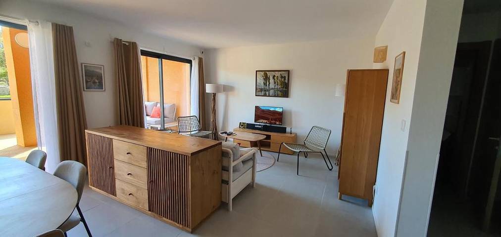 Appart’hôtel pour 5 personnes, avec piscine ainsi que terrasse et jardin