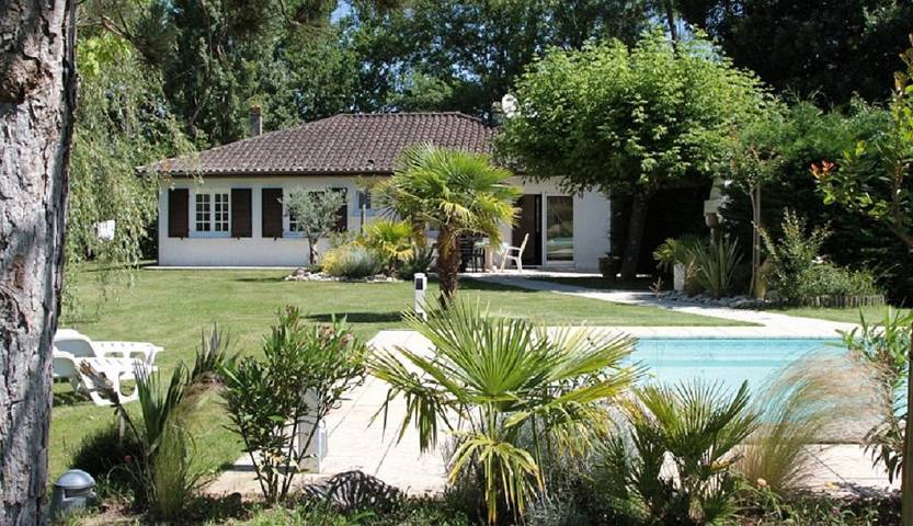Gîte pour 8 personnes, avec jardin ainsi que terrasse et piscine, animaux acceptés - 1
