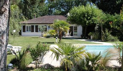Gîte pour 8 personnes, avec jardin ainsi que terrasse et piscine, animaux acceptés à Montpon-Ménestérol
