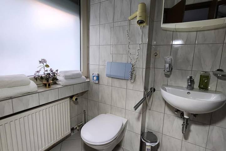 Basic Zweibettzimmer mit Eigenem Bad in Rastatt, Nordschwarzwald