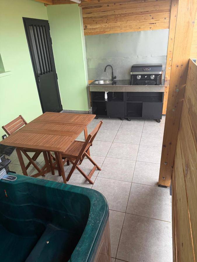 Gîte pour 2 personnes, avec vue ainsi que piscine et terrasse dans Sainte-Rose (La Réunion) - 2