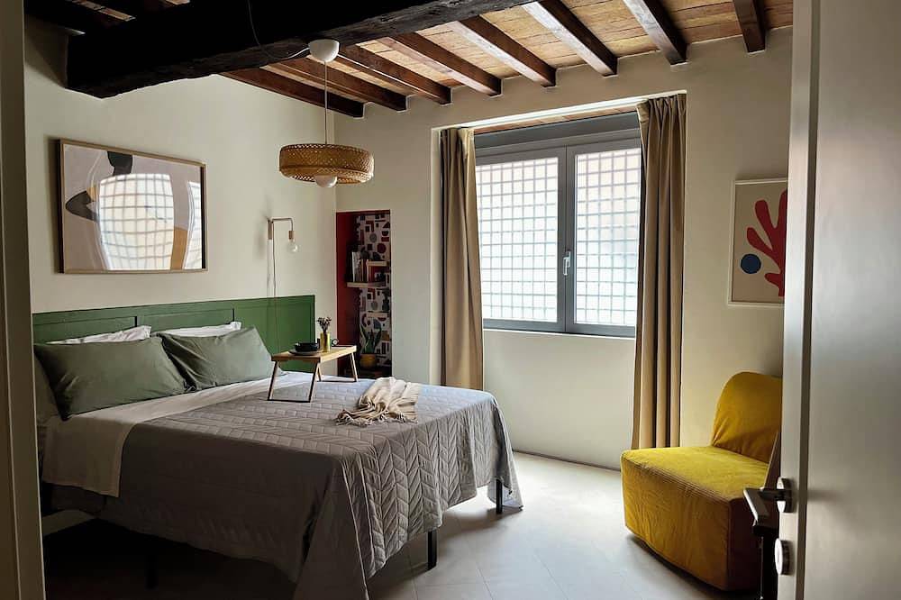 Entire apartment, Elegant Central Flat w/ Private Patio, Full Kitchen, Fastwifi, Easy Milan Access in Piacenza, Via Francigena
