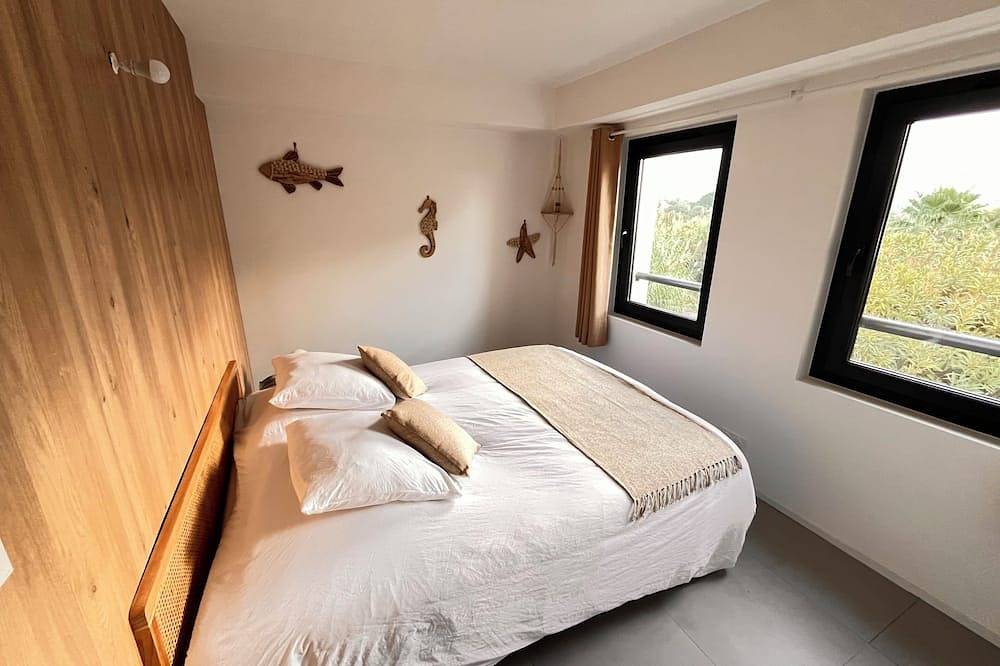 Appartement entier, Corse du Sud , cosy T3 climatisé accès direct à la mer, les pieds dans l'eau in Pianottoli-Caldarello, Arrondissement de Sartène