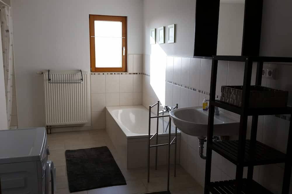 Ganze Wohnung, Ruhige sonnige Wohnung auf Hof in Alleinlage mit weitem Blick ins Grüne in Feuchtwangen, Romantische Straße