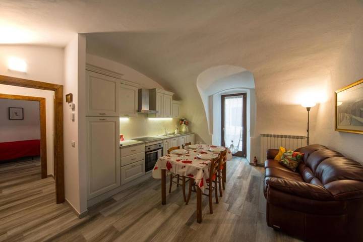 Appartamento per 4 persone, con terrazza e panorama nonché giardino a Borno