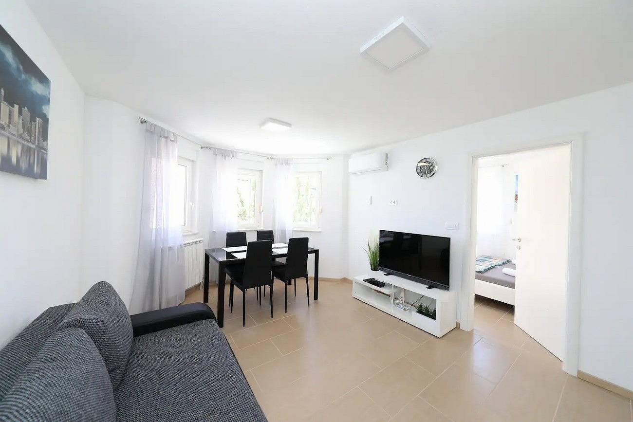 Ganze Wohnung, 2-Zimmer-Ferienwohnung mit Terrasse und Meerblick Kastel Luksic, Kastela A-22071-c in Kastel Luksic, Kaštela