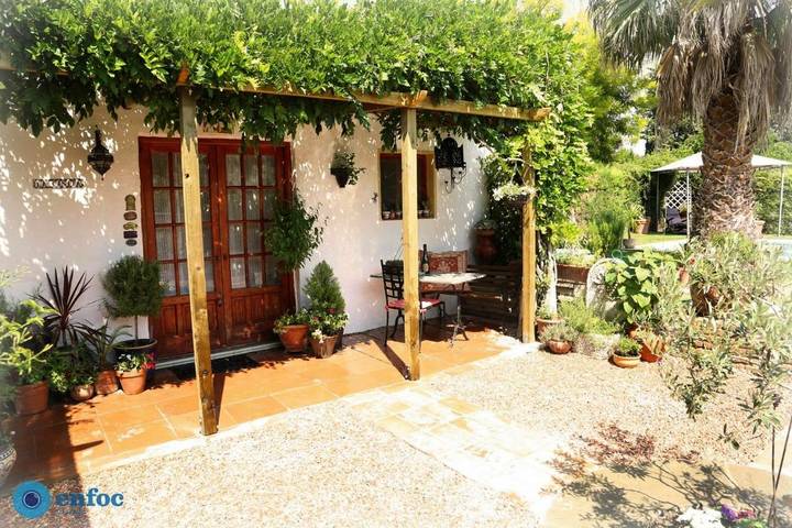 Alojamiento y desayuno para 2 personas, con jardín además de vistas y piscina - 1