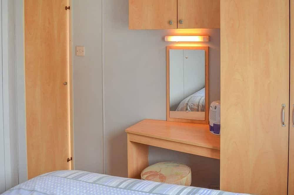 Norfolk Poppy Caravan - Sleeps 4 with Free Wifi and Sky Tv. in Broomholm, Norfolk Coast