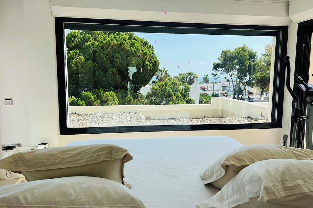 Charming Villa Walking Distance to the sea in Siesta, Santa Eulària des Riu