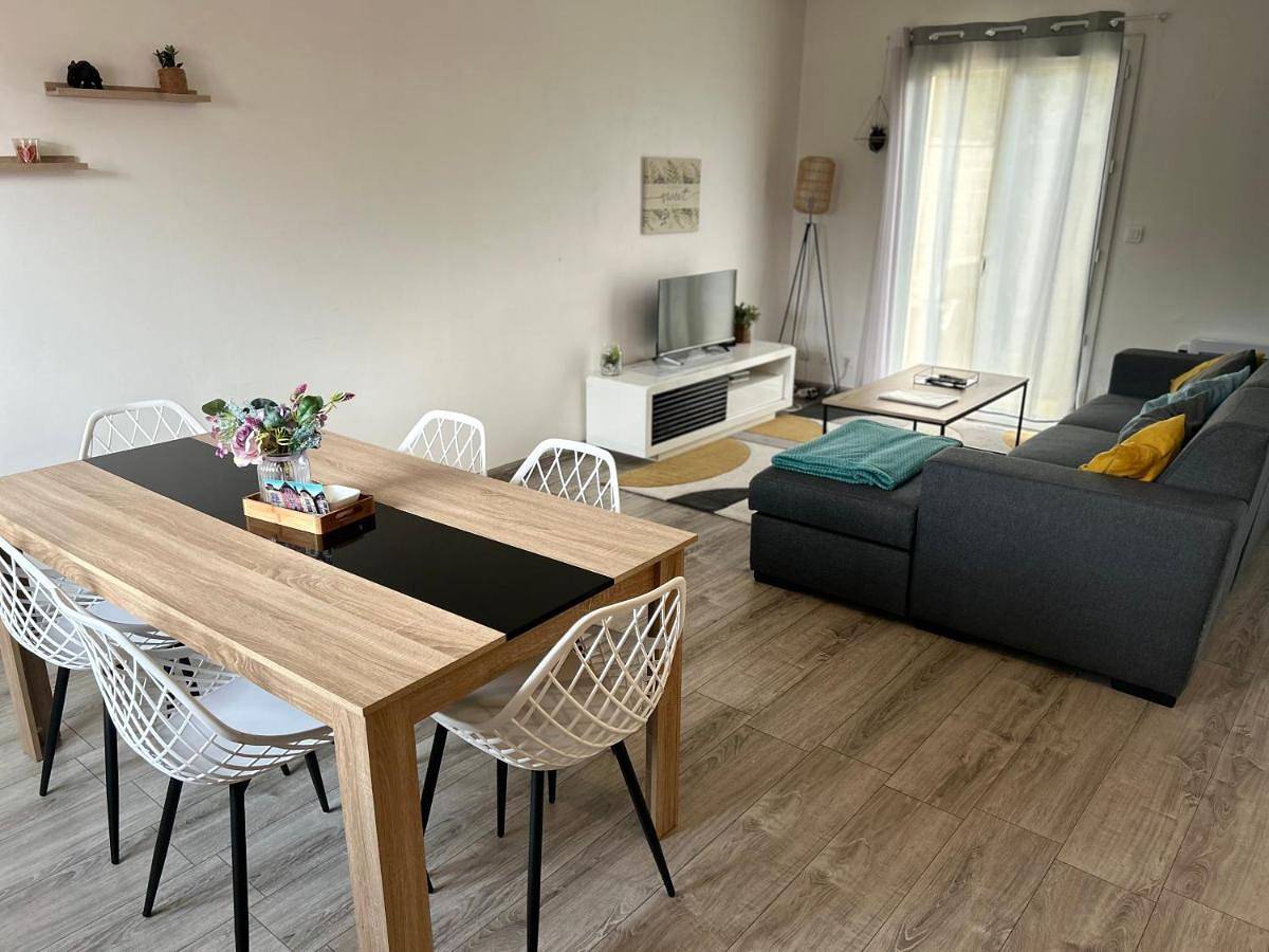 Appartement entier, Maison Mitoyenne avec cour + parking in Sainte-Savine, Aube