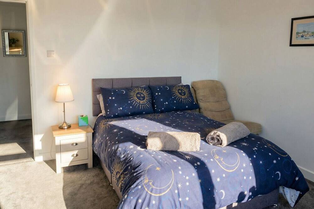 Beach opposite, panoramic sea views and a garden bar to enjoy in Fareham, Hampshire