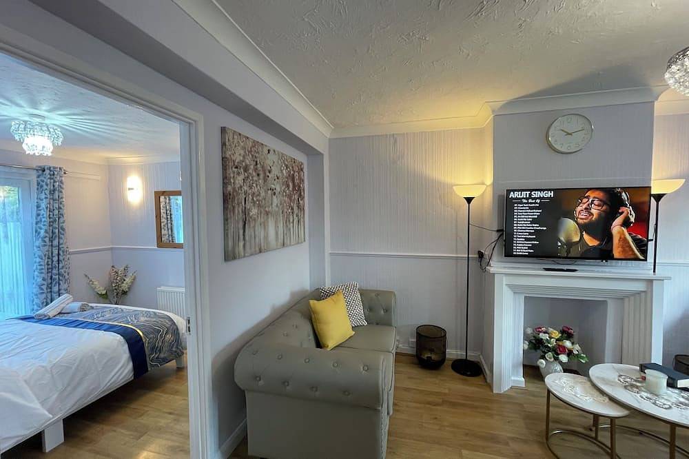 Semi Detached House in Aldershot in Rushmoor, Hampshire