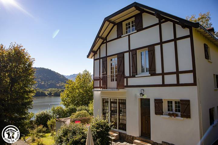 Gîte pour 6 personnes, avec Terrasse ainsi que Jardin et Vue à Chambon-sur-Lac