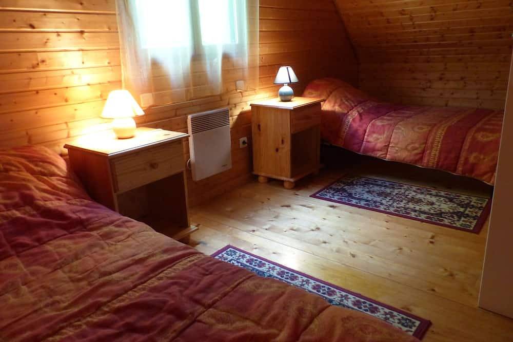 Chalet  6 personnes.Ombragé l'été. Animaux acceptés.Parking privatif ombragé. in Neussargues-Moissac, Région de Saint-Flour