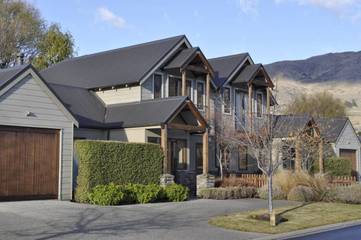 Gîte pour 2 personnes, avec piscine ainsi que jardin et jacuzzi à Wanaka