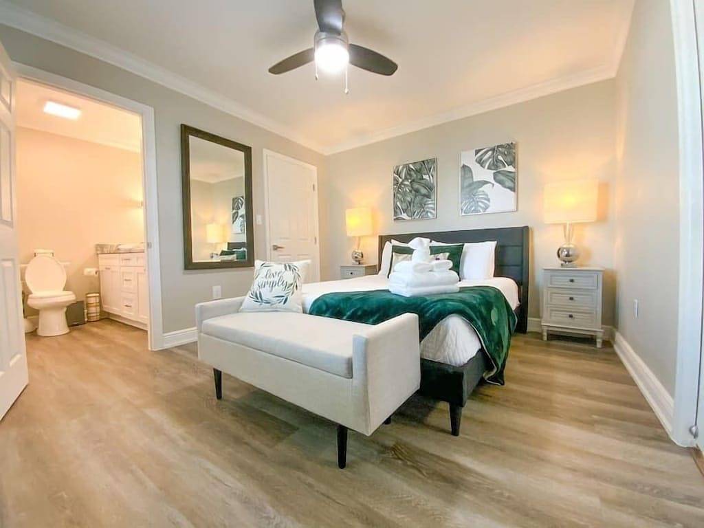 Charming home Near Tpa and Bucs stadium! Ev Charger and Jacuzzi! in Tampa, Tampa Bay