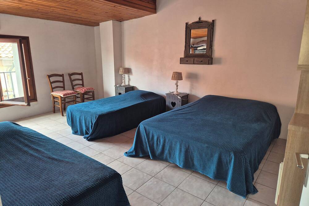Family house for rent in the center of Bouzigues, close to the Thau Lagoon in Bouzigues, Côte d'Améthyste
