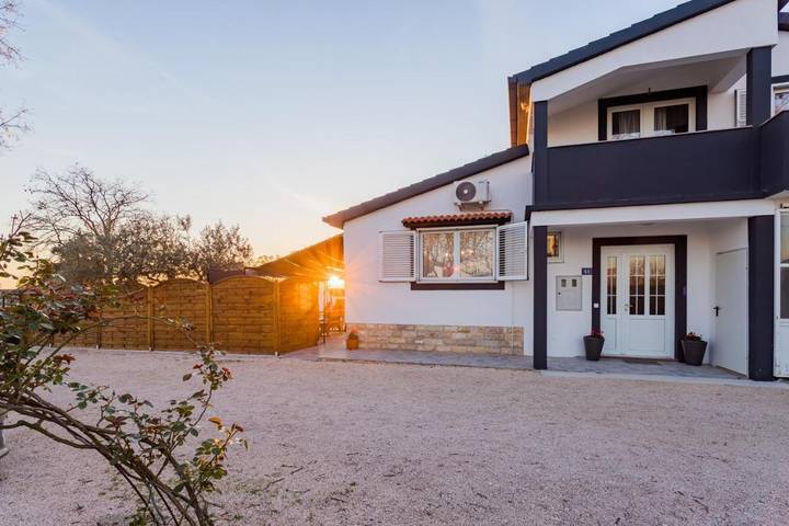Ferienhaus für 10 Personen, mit Ausblick und Garten sowie Pool