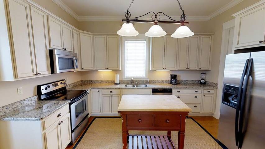 Vacation house for 10 people, with pool and terrace as well as yard by Orange Beach