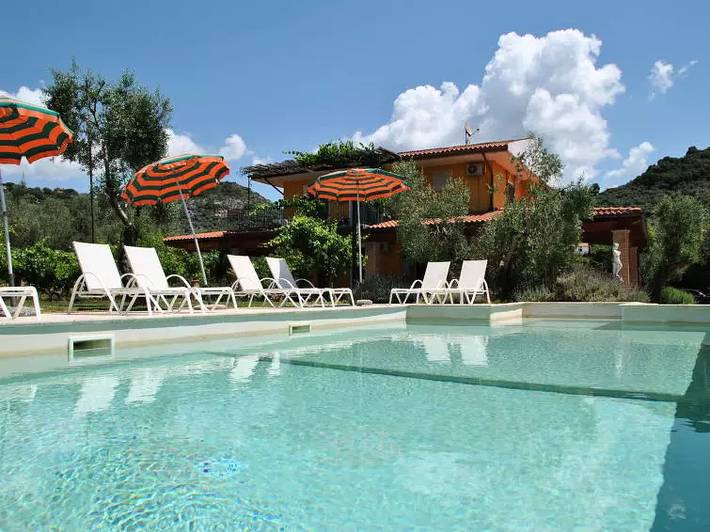 Chalet para 14 personas, con piscina y jardín - 1