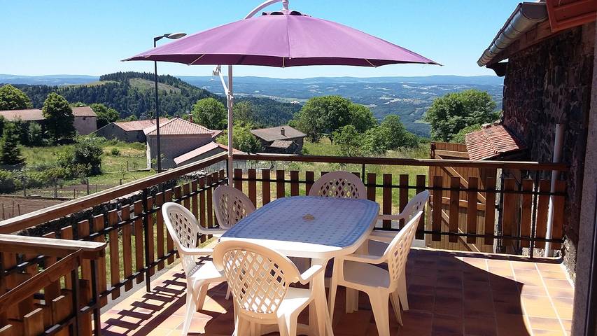 Gîte pour 5 personnes, avec terrasse à Saint-Jean-Lachalm