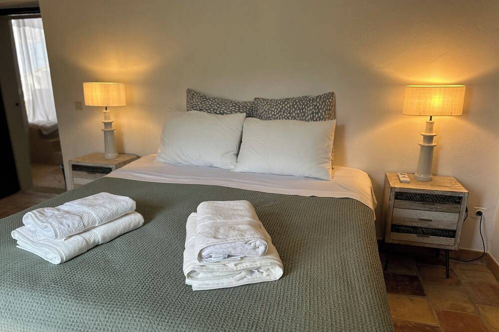 Renovated Priory for 8 – Peaceful Escape in Southern France in Saint-Victor-des-Oules, Nimes en omgeving