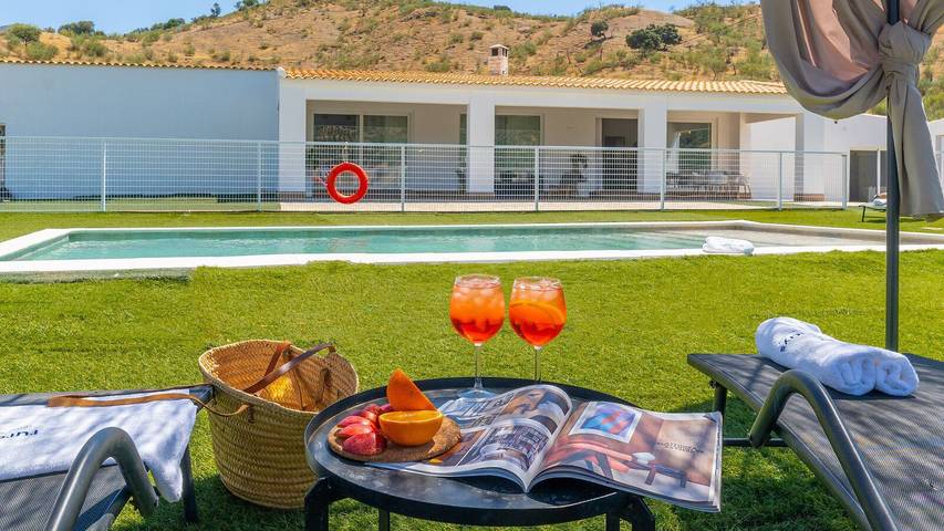 Casa rural para 14 personas, con balcón/terraza y piscina en Olvera