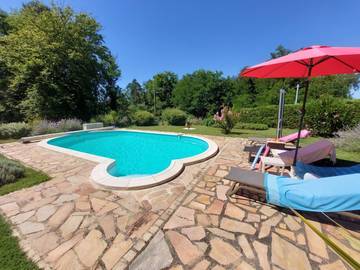 Gîte pour 2 personnes, avec jardin ainsi que piscine et terrasse à Proissans