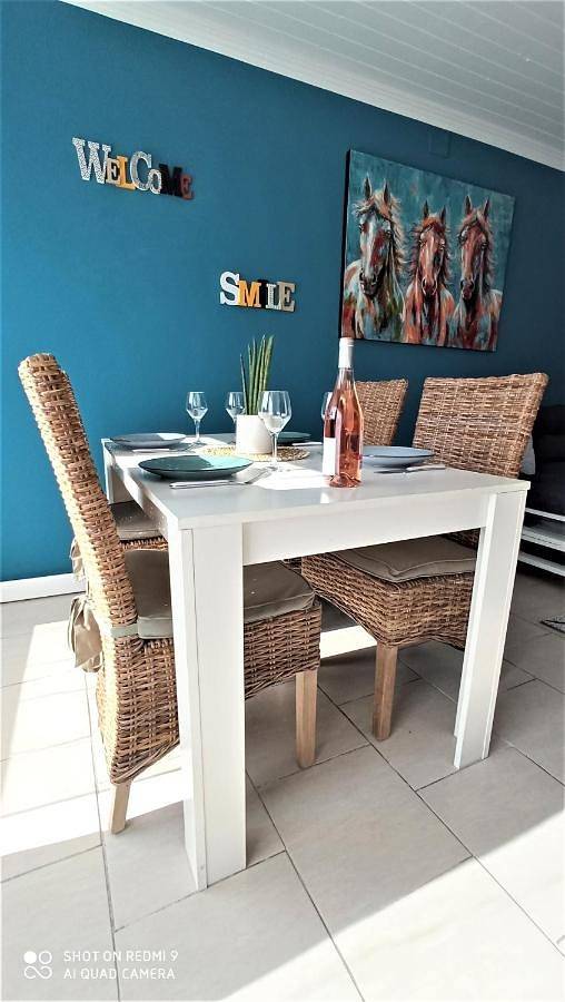 Location de vacances pour 4 personnes, avec piscine ainsi que vue et jardin à Saint-Julien-les-Rosiers - 3