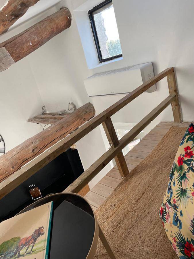 Appartement entier, One-Bedroom Apartment in Lambesc, Région d'Aix-en-Provence