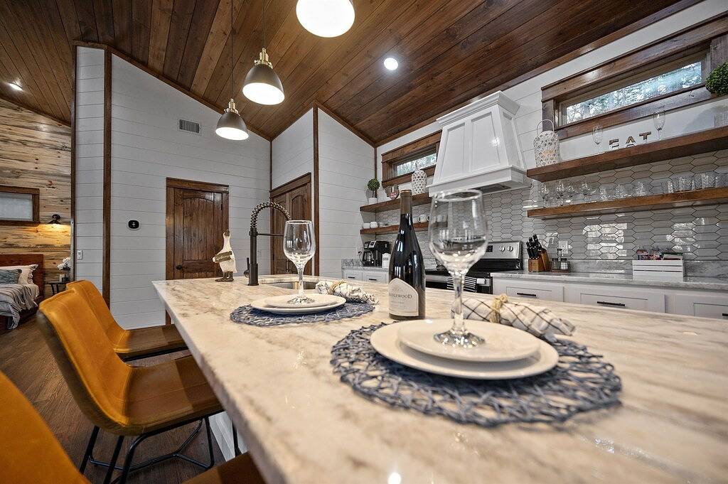 Cottage on the Pond: Hot Tub, Patio, Fishing in Broken Bow, Broken Bow Lake