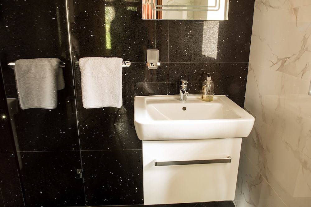 5* Detached Stone Cottage with a Private Indoor Pool (Not Shared) in Thorpe (Derbyshire), Derbyshire