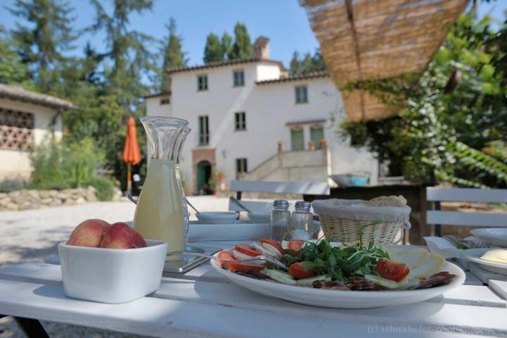 Agriturismo per 3 persone, con Balcone e Terrazza nonché Giardino e Piscina a Montone