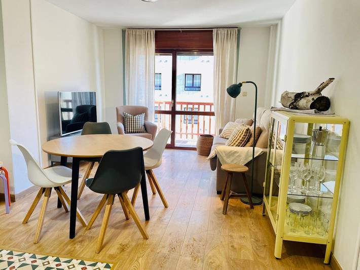 Apartamento para 4 personas, con Balcón y Piscina en Jaca