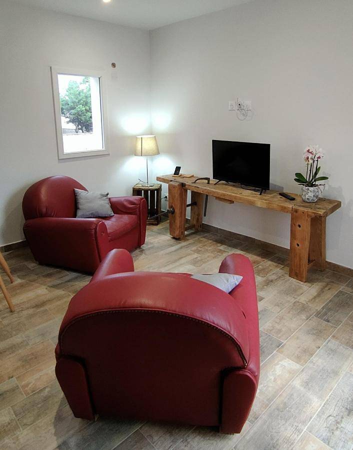 Location de vacances pour 4 personnes, avec piscine ainsi que vue et jardin à Saint-Étienne-de-Fontbellon - 4