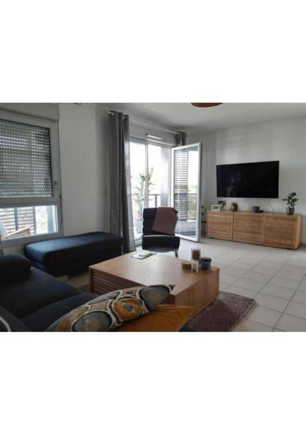 Appartement entier, Apartment with Balcony in Décines-Charpieu, Lyon et ses environs