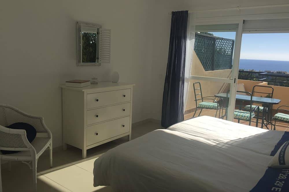 Townhouse with sea view walking distance to the beach - 1 in Sitio de Calahonda, Mijas