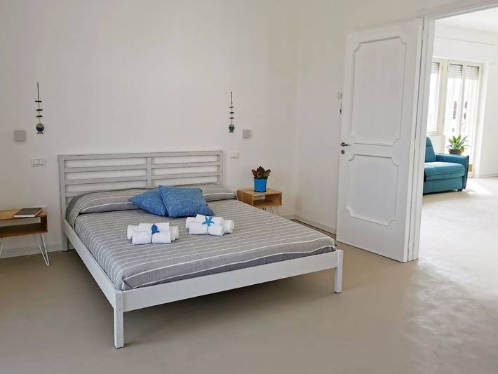 Ferienwohnung für 8 Personen, mit Balkon und Terrasse sowie Pool und Seeblick in Brindisi - 3