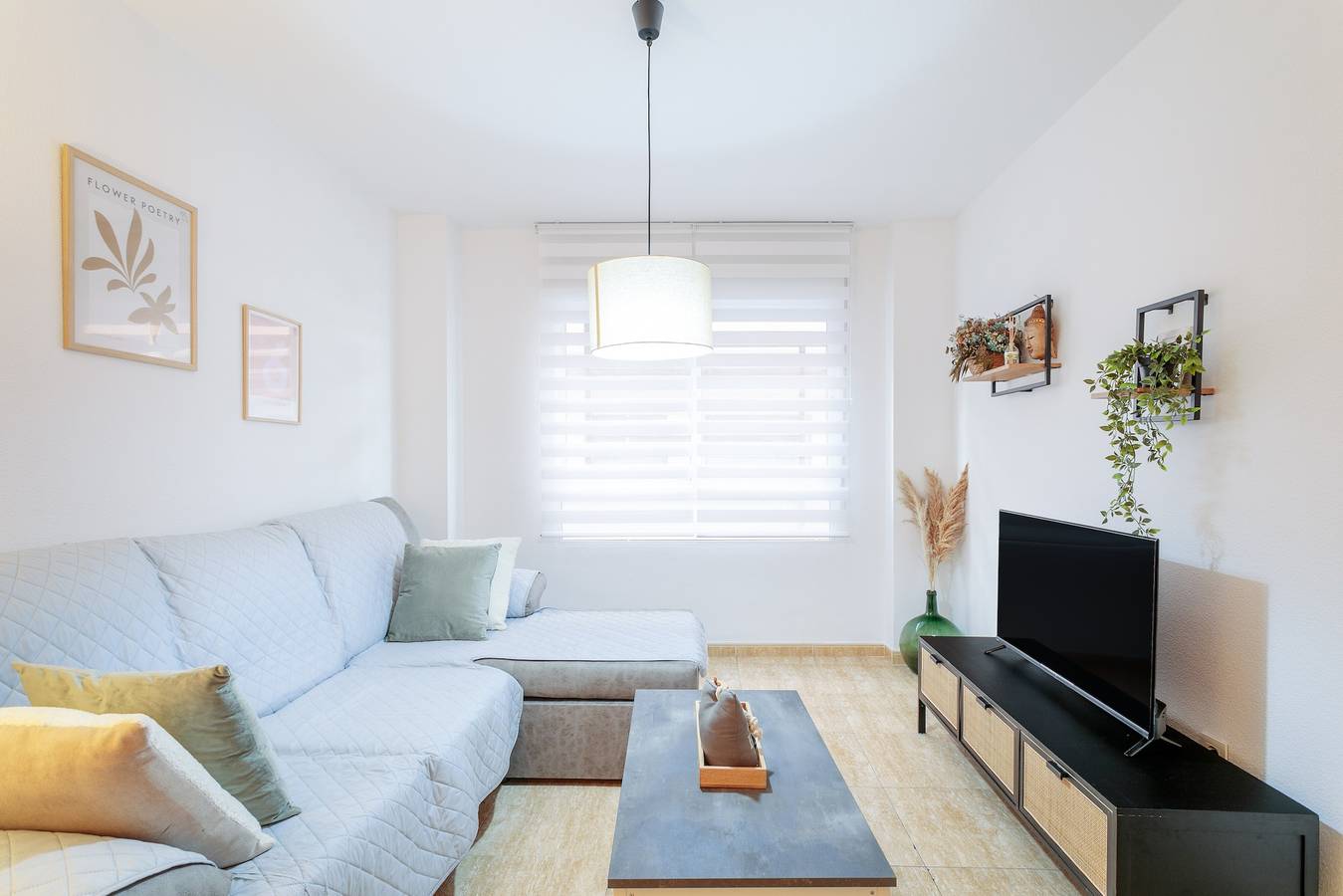 Entire apartment, Apartment 'En El Corazón Alicantino' with Balcony and Wi-Fi in El Barrio, Alicante