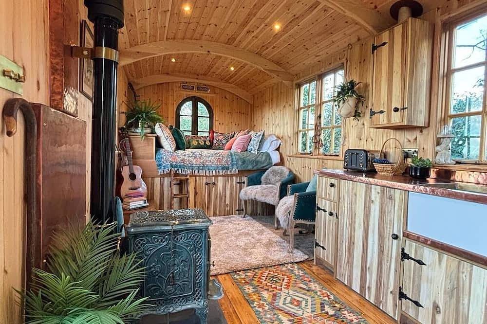 Romantic Luxury Shepherd’s Hut (Wagon) near London & Windsor in Berkshire