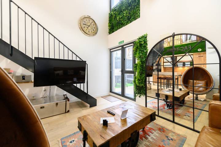Entire apartment, M Amplio y moderno Loft con terraza priv in Barajas, Madrid