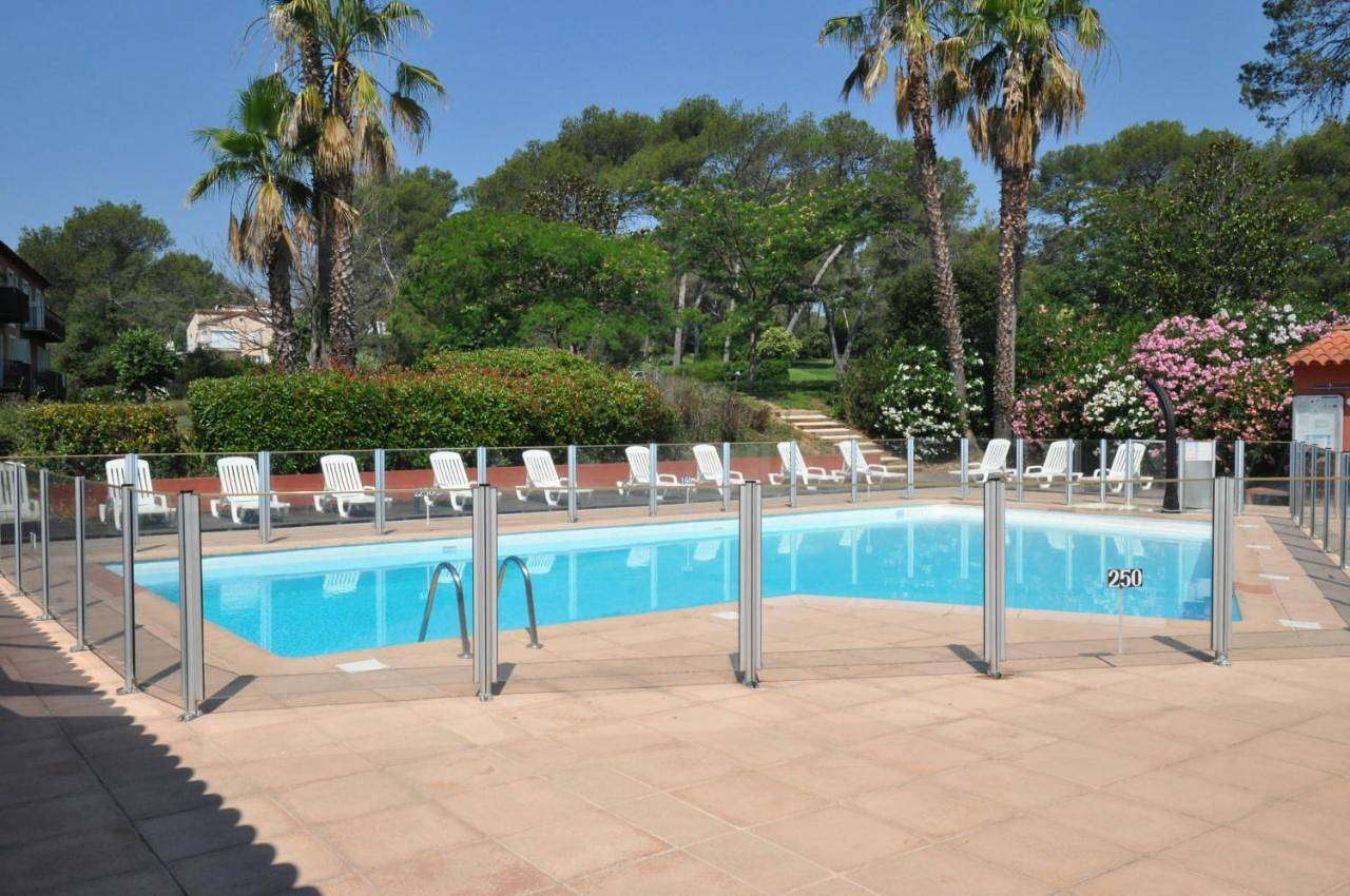 Appartement entier, Appt Studio avec Balcon Parking privé, Piscine, proche Golf St Donat in Mouans-Sartoux, Côte méditerranéenne (France)