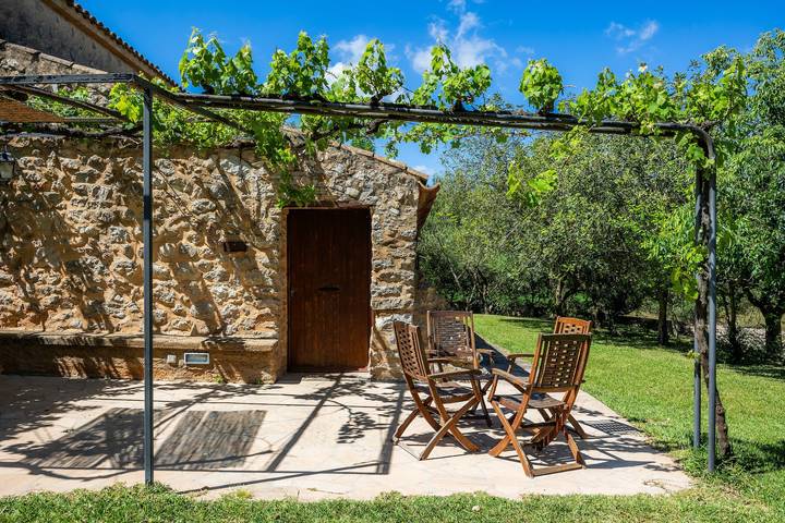 Apartamento entero, Apartamento 'Es Sestador' con vistas a la montaña, piscina compartida y Wi-Fi in San Lorenzo de Cardessar, Mallorca Este