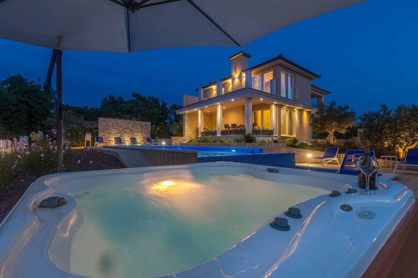 Villa Romantica mit Sauna, Pool und Whirlpool in Malinska-Dubašnica, Krk