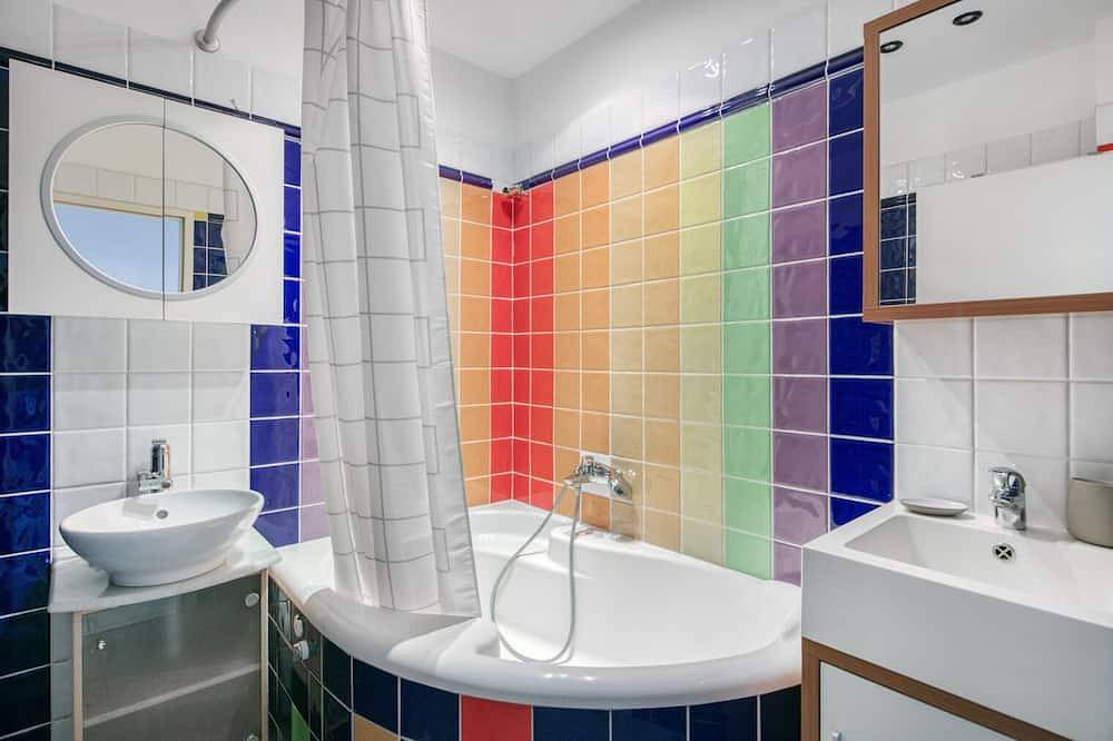 Hel lejlighed, Lovely Innere Stadt 1Br w/ Elevator, steps from Opera, by Blueground in København Indre By, Wien