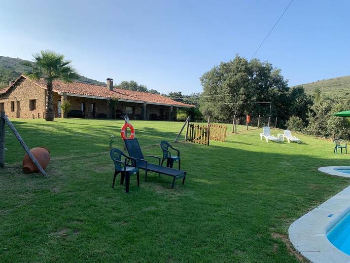 Casa rural para 16 personas, con piscina además de jardín y vistas en Extremadura - 2