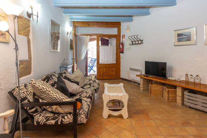 Casa Vermella i Blava: Casa Rural con Jardín Compartido y Wi-Fi en Orriols in Báscara, Alt Empordà