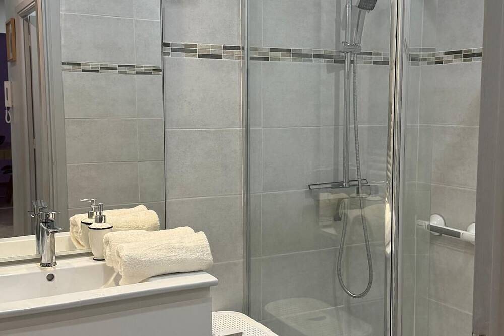 Entire apartment, Apartment Le Valéria in Saint-Laurent-du-Var, Cannes region