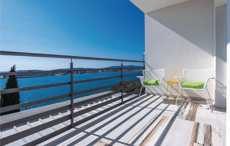 Ganze Ferienwohnung, Gemütliche Wohnung mit Terrasse, WLAN und Parkplatz, 1,5 km vom Strand entfernt in Brodarica, Šibenik-Knin
