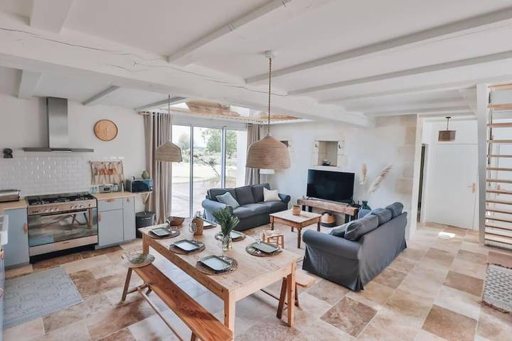 Location de vacances pour 8 personnes, avec Terrasse et Jardin ainsi que Piscine et Vue à Grézac